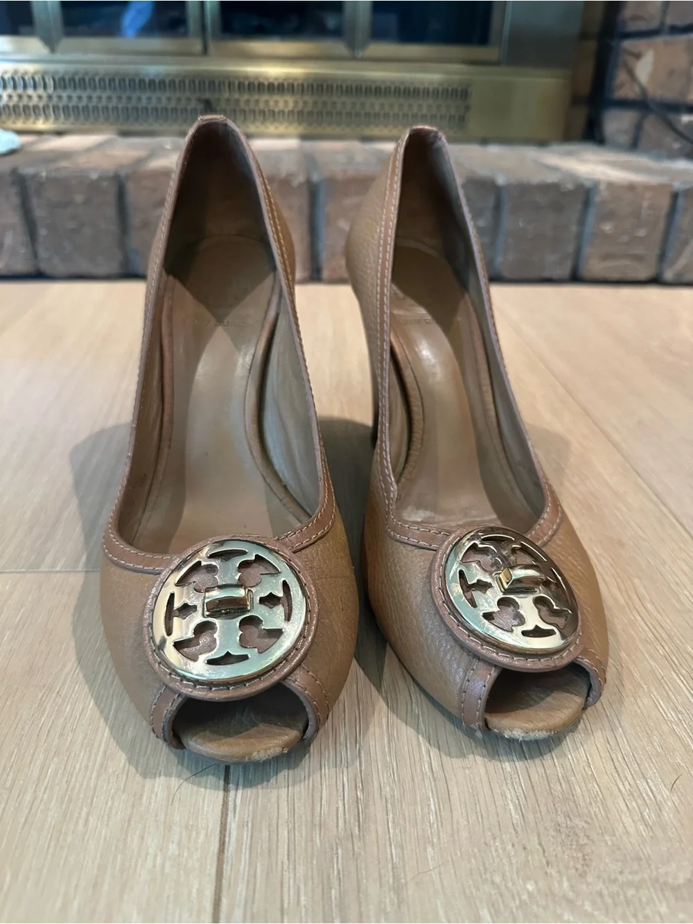 Tory Burch Selma Leather Peep Toe Wedge Pumps Tan Gold Logo Medallion Size 8